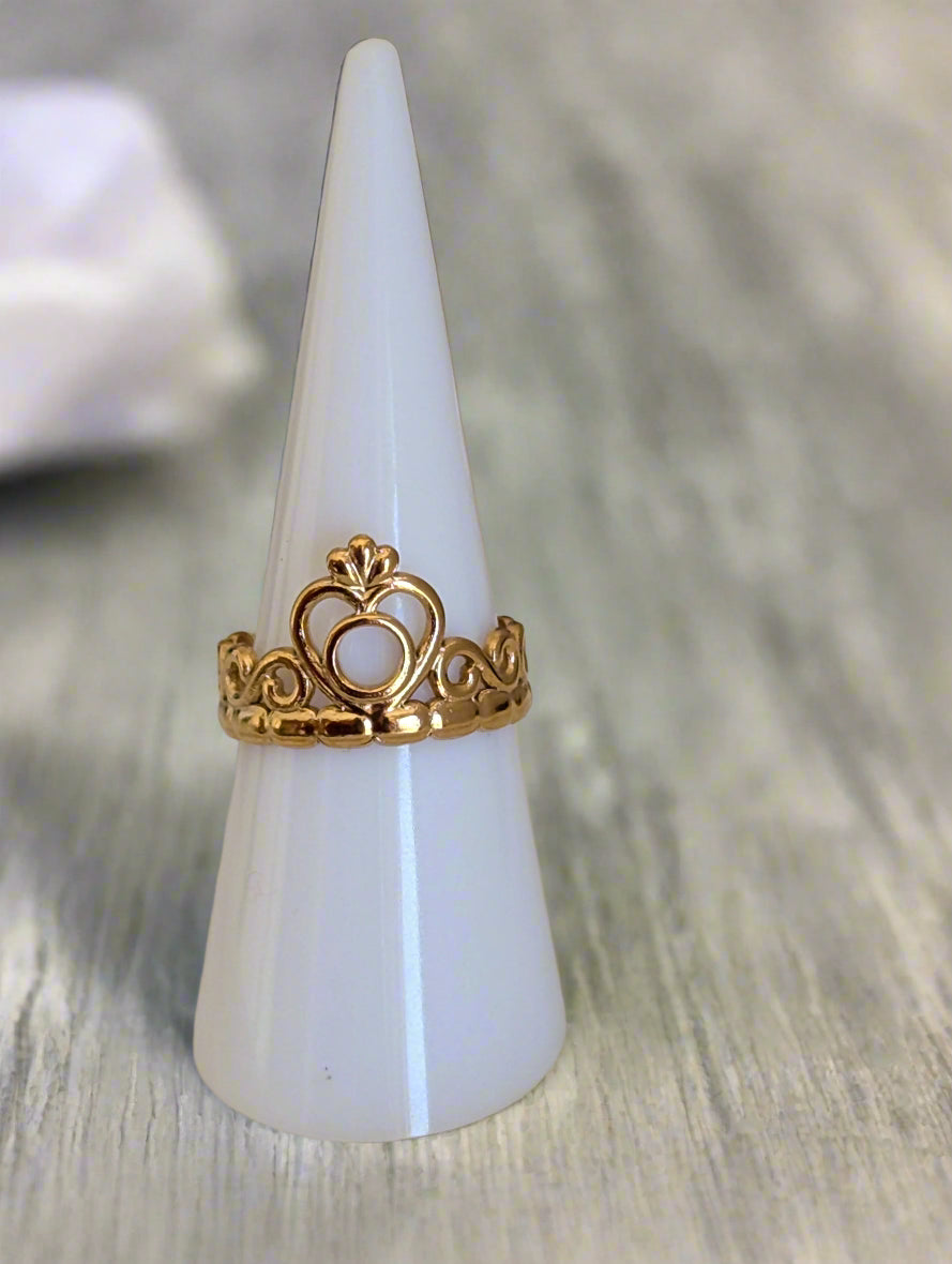 Gold Adjustable ring on display claddagh ring